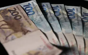 Renda média das famílias chega a R$ 2.264 e é recorde em 2025