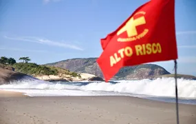 Ressaca na Região Oceânica de Niterói afeta banhistas e comerciantes