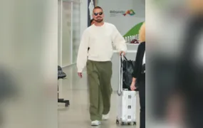 Ricky Martin chega ao Rio de Janeiro pela segunda vez no ano e exibe sorrisos em aeroporto
