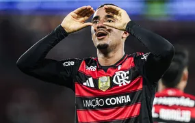 Samuel Lino vive ótima fase e é líder em passes para gol do Flamengo na temporada