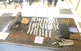 Segurança Presente prende dois com pistola e material entorpecente em Itaipu, Niterói