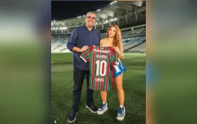 Shakira visita Maracanã e ganha camisas do  Fluminense e Flamengo