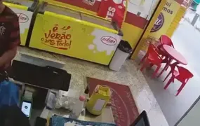 Suspeitos de assaltar sorveteria usando submetralhadora são presos em Maricá; vídeo