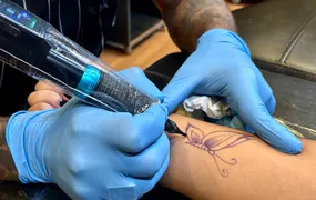 Tatuagem de borboleta vira alvo de críticas em meio a discursos do movimento red pill