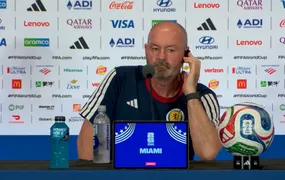 Técnico da seleção da Escócia faz elogios a Vini Jr durante coletiva