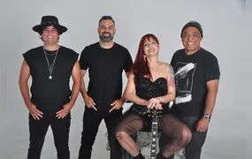 Temporada do motociclismo começa no Rio com largada da turnê 2026 da banda Faixa Etária