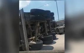 Tombamento provoca interdição parcial da BR-101 em Itaboraí