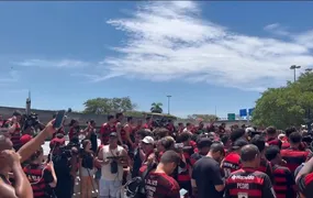 Torcedores do Flamengo fazem festa no Aeroporto Tom Jobim para receber Lucas Paquetá
