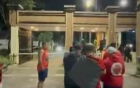 Torcida organizada do Flamengo faz protestos em frente ao condomínio de Carrascal