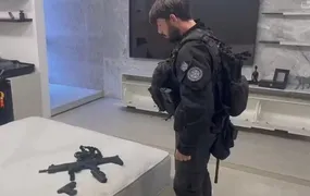 Um homem é preso em operação contra fraude na compra ilegal de armas no Rio