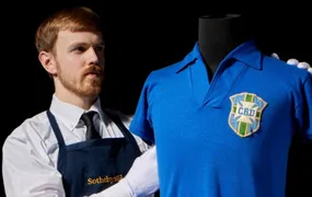 Uniforme usado pelo Rei Pelé no final da Copa do Mundo de 1958 será leiloado nos Estados Unidos