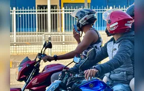 Uso do celular ao pilotar aumenta risco de acidentes e eleva número de infrações entre motociclistas