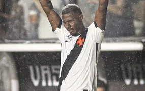 Vasco vence o Palmeiras e sai do Z4 na estreia de Renato Gaúcho