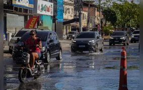 Vazamento de água causa transtorno para comerciantes e moradores em rua principal no Barro Vermelho