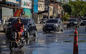 Vazamento de água causa transtorno para comerciantes e moradores em rua principal no Barro Vermelho