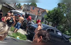 Veículo capota em São Gonçalo e jovem de 23 anos fica ferida