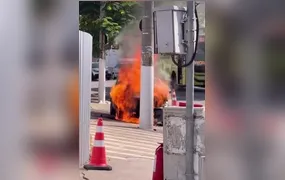 Veículo pega fogo na Zona Sul de Niterói na manhã desta terça-feira