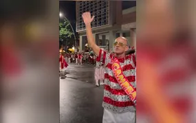 Viradouro reúne multidão em 'desfile da vitória' no Centro de Niterói