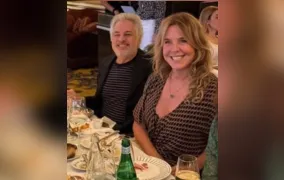 Viúvo de Rita Lee, Roberto de Carvalho aparece com ex em Paris