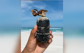 Voluntários do projeto Mar Sem Lixo encontram granada com pino durante mutirão de limpeza na praia