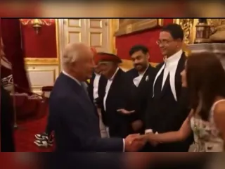Anitta marca presença em evento na Inglaterra e conhece rei Charles III