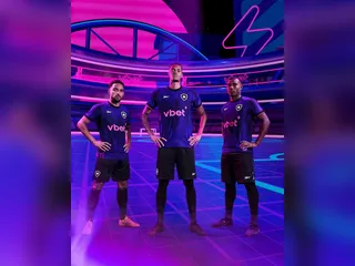 Botafogo lança novo uniforme inspirado em jogos de arcade dos anos 90