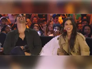 Bruna Marquezine pede que Rômulo Estrela tire a camisa em evento da CCPX