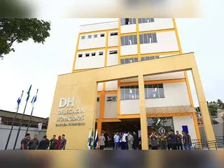 Casal é encontrado morto dentro de carro na Baixada Fluminense