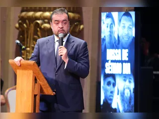 Cláudio Castro presta homenagem a policiais mortos na Operação Contenção em missa no Theatro Municipal