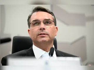 Flávio Bolsonaro sugere que EUA ataquem 'barcos com drogas' na Baía de Guanabara
