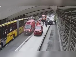 Policial passa mal ao dirigir e viatura colide com mureta do BRT na Barra
