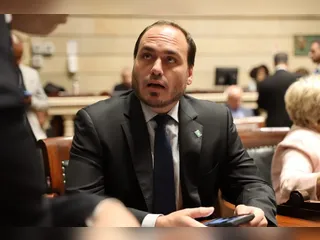 Vereador Carlos Bolsonaro renuncia cargo no Rio de Janeiro após 7 mandatos