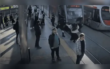 Agente de segurança salva mulher de atropelamento por bonde na Turquia; Vídeo
