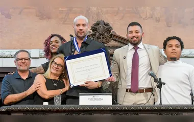 Alerj entrega Medalha Tiradentes para o cantor Filipe Ret