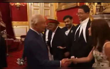 Anitta marca presença em evento na Inglaterra e conhece rei Charles III