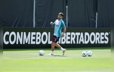 Flamengo faz último treino antes da final da Libertadores em CT com lona contraespionagem