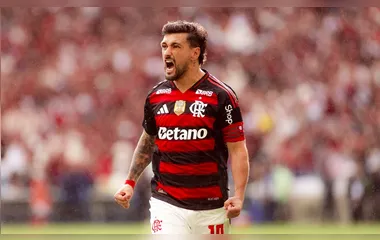 Flamengo vence no Maracanã e empata em número de pontos com Palmeiras