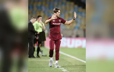 Zubeldía segue buscando melhor rendimento do ataque; Cano e John Keneedy brigam pela vaga