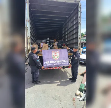 Caminhão roubado com mercadorias da Shopee avaliadas em R$ 250 mil é recuperado pela PM em São Gonçalo