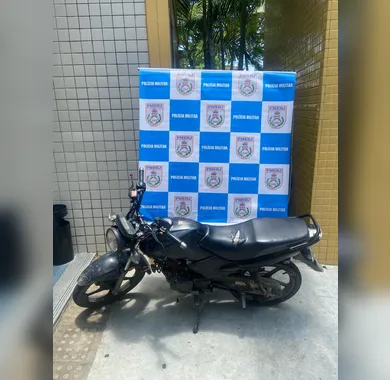 Moto roubada usada por motociclista de aplicativo é apreendida em Niterói