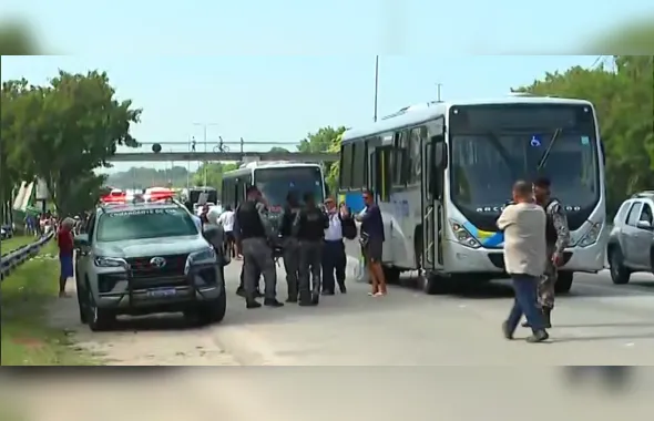 Ação da PM com dois trabalhadores mortos no Jardim Catarina provoca protestos e interdições