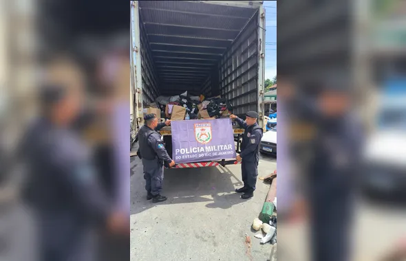 Caminhão roubado com mercadorias da Shopee avaliadas em R$ 250 mil é recuperado pela PM em São Gonçalo