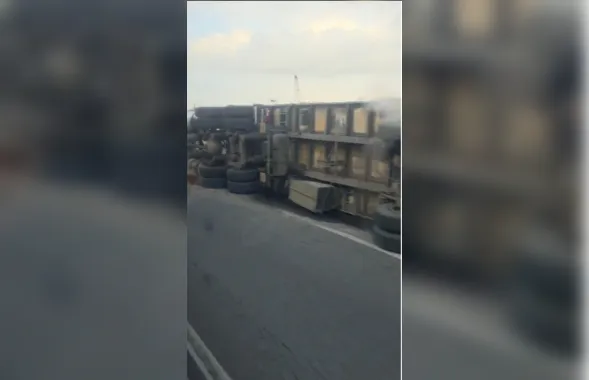 Caminhão tomba e causa interdição parcial na BR-101, em Niterói