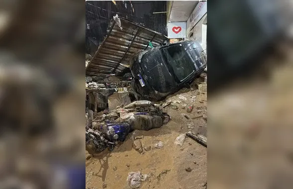 Chuva intensa provoca deslizamento na Rocinha, arrasta veículos e causa transtornos no Rio (vídeo)