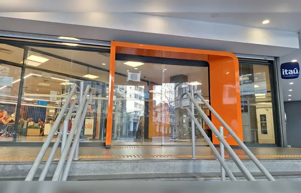 Clientes criticam atendimento no Itaú em Niterói