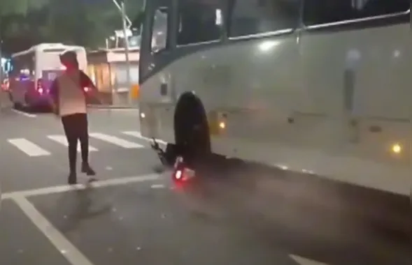 Confusão entre motorista de ônibus e motociclista termina com moto sendo arrastada