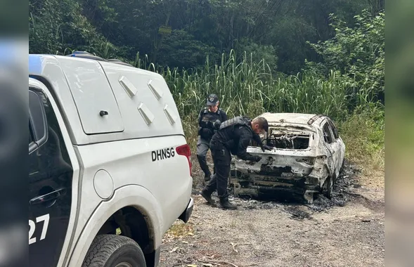 Corpo carbonizado é encontrado no porta-malas de carro em Niterói