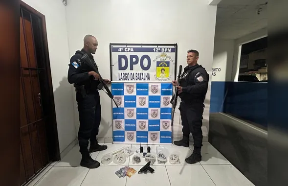 Dois homens são presos com arma e drogas na Comunidade da Grota, em Niterói