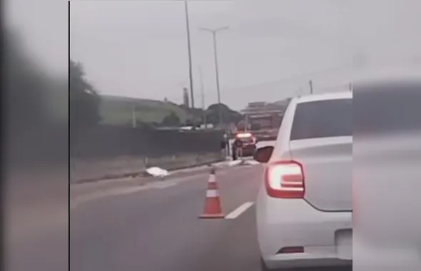 Duas pessoas morrem em grave acidente entre moto e carro na BR-101, em São Gonçalo