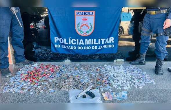 Dupla é presa com arma, drogas e moto roubada em comunidade de Maricá